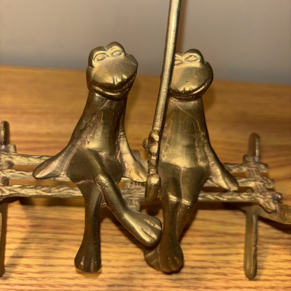 Vintage Brass Frogs on Bench with Umbrella Figurine Mid Century Decor Statuette - Picture 5 of 10